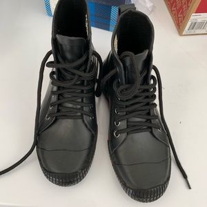 Boys black boots